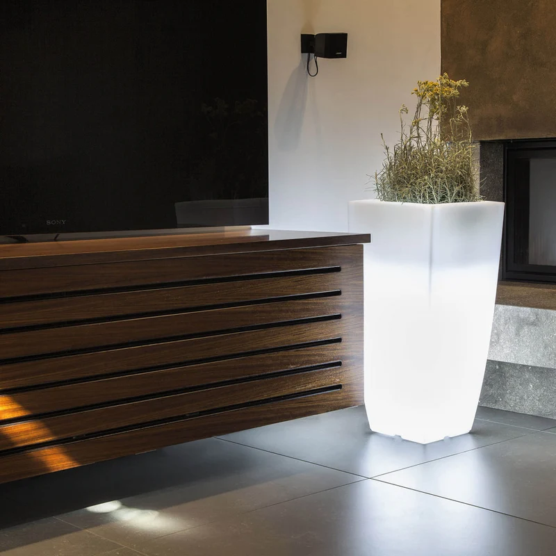 Vaso luminoso bianco in polipropilene 33x33xH70 cm con impianto luminoso risparmio energetico 20w