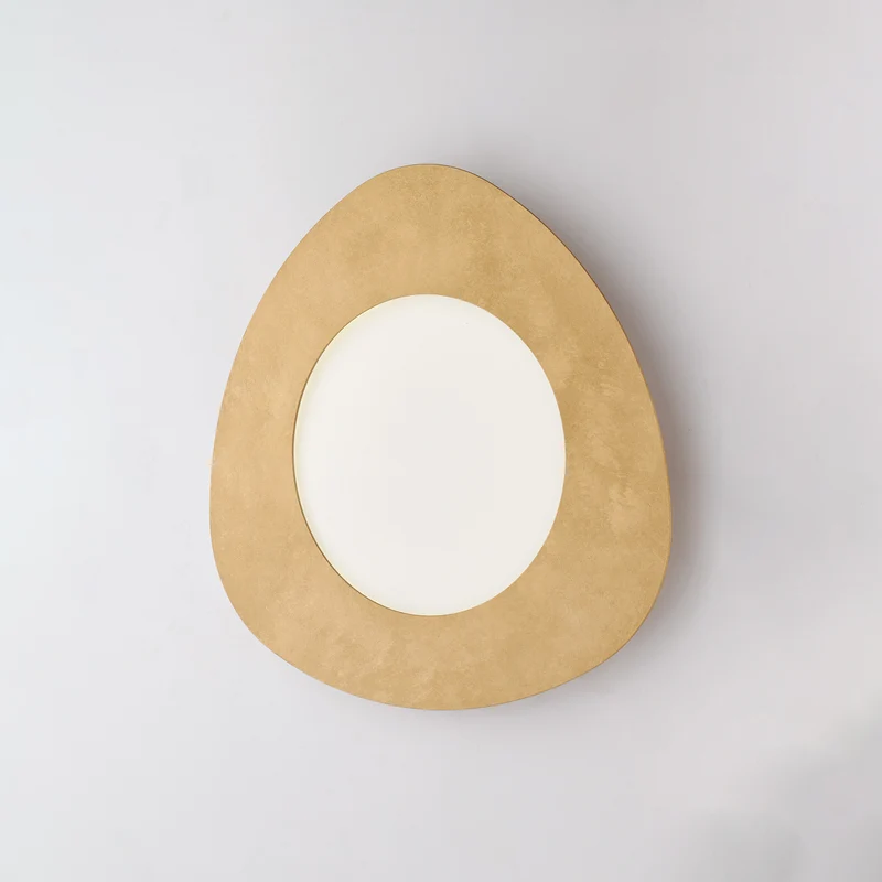 Plafoniera triangolare in metallo laccato con decorazione oro antico e led integrato H.5 - Ø 40