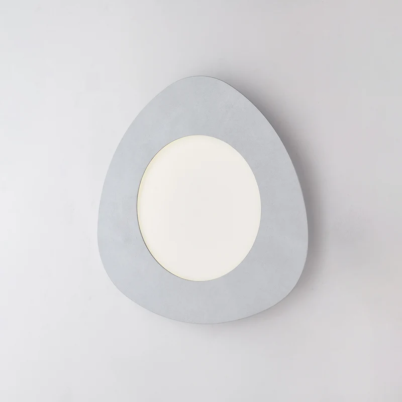 Plafoniera triangolare in metallo laccato con decorazione argento antico e led integrato H.5 - Ø 40