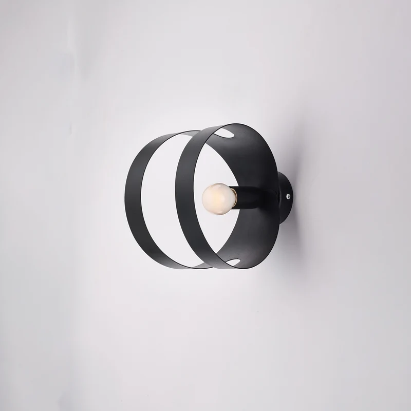 Applique in ferro laccato nero con fascia tagliata a laser 1 luce H.19 - L.14 - P.22