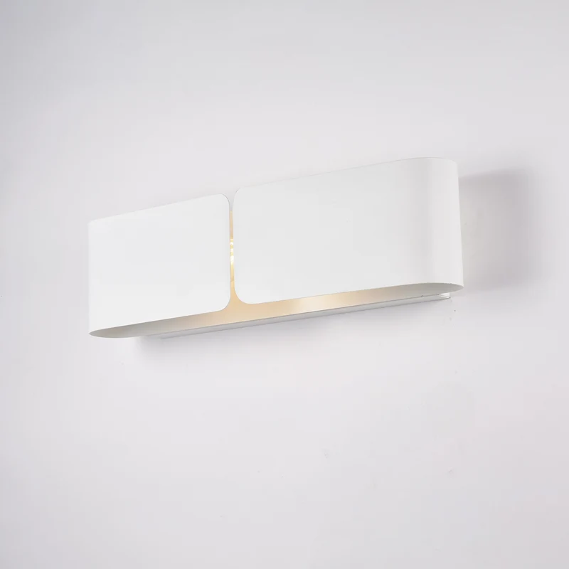 Applique con diffusore taglio laser in ferro laccato bianco 2 luci H.12 - L.45 - P.10