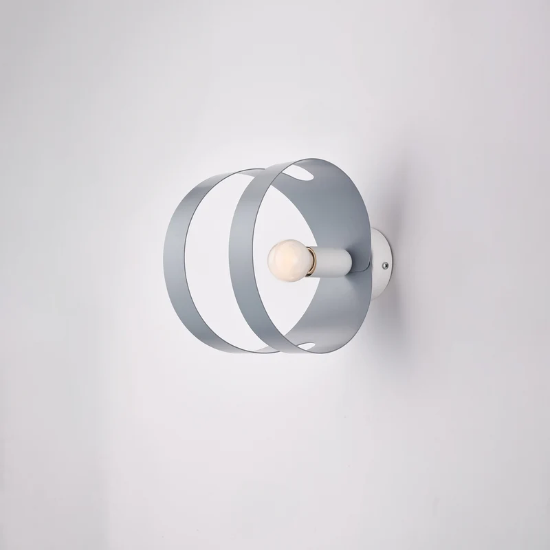 Applique in ferro laccato bianco con fascia tagliata a laser grigio 1 luce H.19 - L.14 - P.22